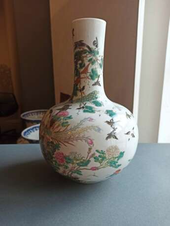 Feine 'Famille rose'-Flaschenvase aus Porzellan mit verschiedenen Vögeln und Phönixpaar zwischen Päonien, Kiefer und Felsen - Foto 6