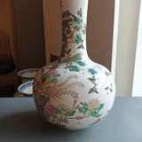 Feine 'Famille rose'-Flaschenvase aus Porzellan mit verschiedenen Vögeln und Phönixpaar zwischen Päonien, Kiefer und Felsen - photo 6