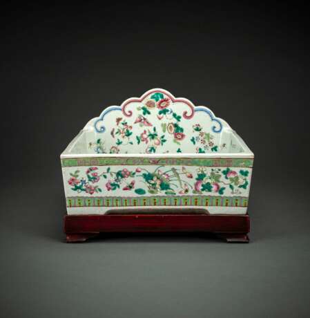 Seltenes rechteckiges Becken aus Porzellan mit 'Famille rose'-Dekor von Blüten und Insekten - Foto 1