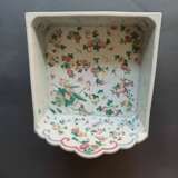 Seltenes rechteckiges Becken aus Porzellan mit 'Famille rose'-Dekor von Blüten und Insekten - photo 3