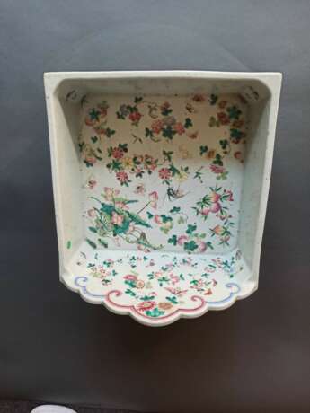 Seltenes rechteckiges Becken aus Porzellan mit 'Famille rose'-Dekor von Blüten und Insekten - photo 3