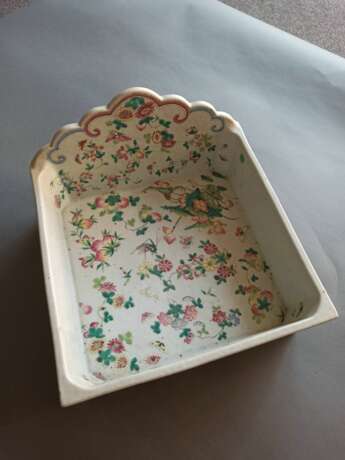 Seltenes rechteckiges Becken aus Porzellan mit 'Famille rose'-Dekor von Blüten und Insekten - Foto 5