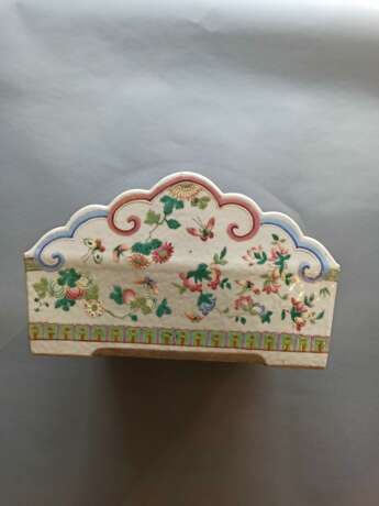 Seltenes rechteckiges Becken aus Porzellan mit 'Famille rose'-Dekor von Blüten und Insekten - фото 6