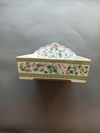 Seltenes rechteckiges Becken aus Porzellan mit 'Famille rose'-Dekor von Blüten und Insekten - Foto 8