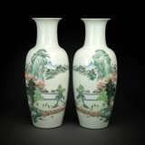 Paar große Vasen aus Porzellan mit Landschaftsdekor in polychromen Emailfarben - photo 1