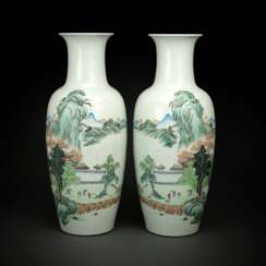 Paar große Vasen aus Porzellan mit Landschaftsdekor in polychromen Emailfarben
