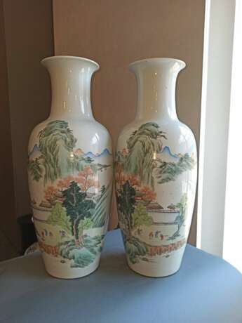 Paar große Vasen aus Porzellan mit Landschaftsdekor in polychromen Emailfarben - photo 3