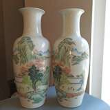 Paar große Vasen aus Porzellan mit Landschaftsdekor in polychromen Emailfarben - Foto 3