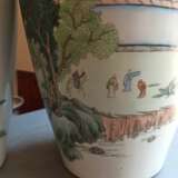 Paar große Vasen aus Porzellan mit Landschaftsdekor in polychromen Emailfarben - Foto 4