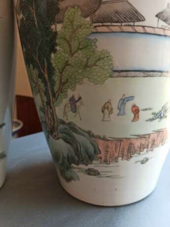 Paar große Vasen aus Porzellan mit Landschaftsdekor in polychromen Emailfarben - Foto 4