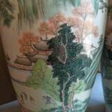 Paar große Vasen aus Porzellan mit Landschaftsdekor in polychromen Emailfarben - Foto 5