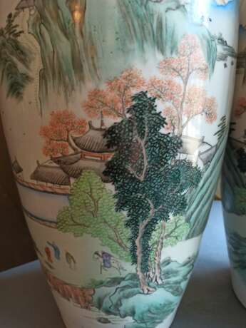 Paar große Vasen aus Porzellan mit Landschaftsdekor in polychromen Emailfarben - фото 5