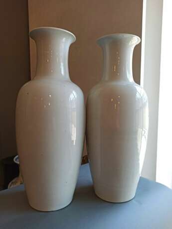 Paar große Vasen aus Porzellan mit Landschaftsdekor in polychromen Emailfarben - Foto 6