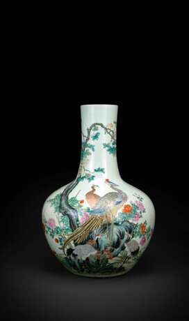 Feine 'Famille rose'-Vase aus Porzellan mit Fasanenpaar, Kranichen und Blüten mit Holzstand - фото 1