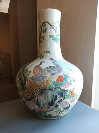 Feine 'Famille rose'-Vase aus Porzellan mit Fasanenpaar, Kranichen und Blüten mit Holzstand - photo 3