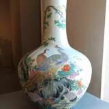 Feine 'Famille rose'-Vase aus Porzellan mit Fasanenpaar, Kranichen und Blüten mit Holzstand - Foto 3