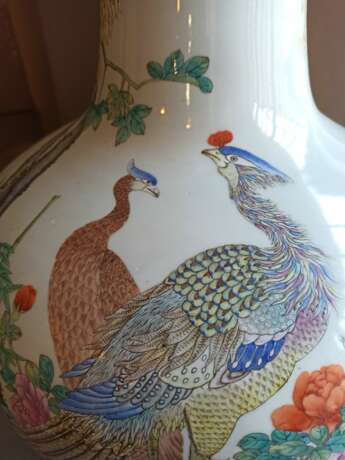 Feine 'Famille rose'-Vase aus Porzellan mit Fasanenpaar, Kranichen und Blüten mit Holzstand - фото 4