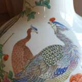 Feine 'Famille rose'-Vase aus Porzellan mit Fasanenpaar, Kranichen und Blüten mit Holzstand - Foto 4