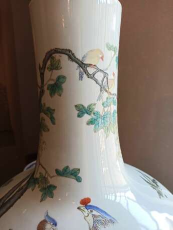 Feine 'Famille rose'-Vase aus Porzellan mit Fasanenpaar, Kranichen und Blüten mit Holzstand - photo 5