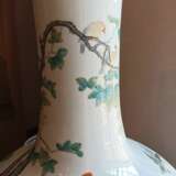 Feine 'Famille rose'-Vase aus Porzellan mit Fasanenpaar, Kranichen und Blüten mit Holzstand - Foto 5