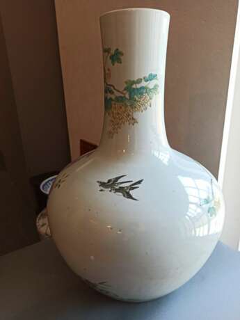 Feine 'Famille rose'-Vase aus Porzellan mit Fasanenpaar, Kranichen und Blüten mit Holzstand - photo 6