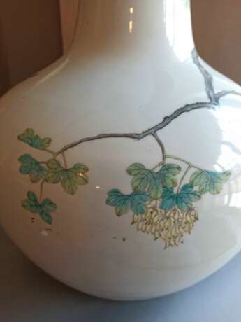 Feine 'Famille rose'-Vase aus Porzellan mit Fasanenpaar, Kranichen und Blüten mit Holzstand - photo 7