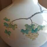 Feine 'Famille rose'-Vase aus Porzellan mit Fasanenpaar, Kranichen und Blüten mit Holzstand - photo 7