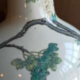 Feine 'Famille rose'-Vase aus Porzellan mit Fasanenpaar, Kranichen und Blüten mit Holzstand - Foto 8