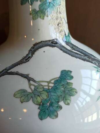 Feine 'Famille rose'-Vase aus Porzellan mit Fasanenpaar, Kranichen und Blüten mit Holzstand - фото 8