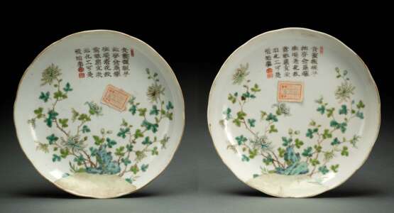 Paar blütenförmige Teller aus Porzellan mit Chrysanthemen-Dekor und Gedichtaufschrift - photo 1