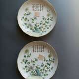 Paar blütenförmige Teller aus Porzellan mit Chrysanthemen-Dekor und Gedichtaufschrift - Foto 3
