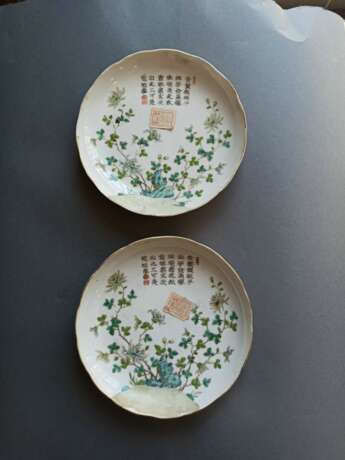 Paar blütenförmige Teller aus Porzellan mit Chrysanthemen-Dekor und Gedichtaufschrift - Foto 3