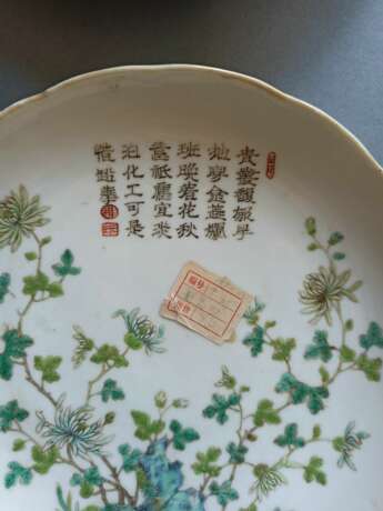 Paar blütenförmige Teller aus Porzellan mit Chrysanthemen-Dekor und Gedichtaufschrift - photo 4