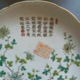 Paar blütenförmige Teller aus Porzellan mit Chrysanthemen-Dekor und Gedichtaufschrift - Foto 4