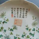 Paar blütenförmige Teller aus Porzellan mit Chrysanthemen-Dekor und Gedichtaufschrift - photo 5