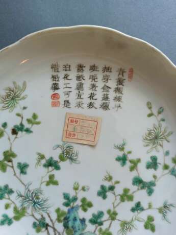 Paar blütenförmige Teller aus Porzellan mit Chrysanthemen-Dekor und Gedichtaufschrift - Foto 5