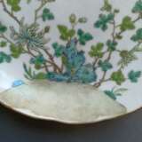 Paar blütenförmige Teller aus Porzellan mit Chrysanthemen-Dekor und Gedichtaufschrift - Foto 6