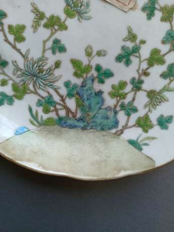 Paar blütenförmige Teller aus Porzellan mit Chrysanthemen-Dekor und Gedichtaufschrift - Foto 6