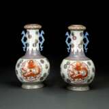 Paar 'Famille rose'-Vasen aus Porzellan mit Drachen- und Blütenmedaillons - фото 1