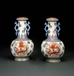 Paar 'Famille rose'-Vasen aus Porzellan mit Drachen- und Blütenmedaillons