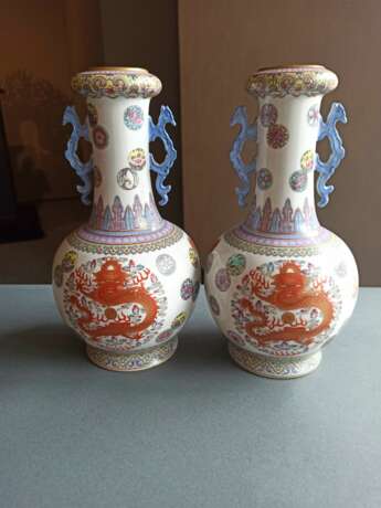 Paar 'Famille rose'-Vasen aus Porzellan mit Drachen- und Blütenmedaillons - фото 3