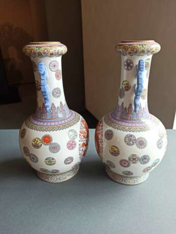 Paar 'Famille rose'-Vasen aus Porzellan mit Drachen- und Blütenmedaillons - Foto 5