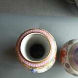 Paar 'Famille rose'-Vasen aus Porzellan mit Drachen- und Blütenmedaillons - photo 7
