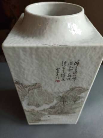 Seltene 'cong'-förmige Vase mit Landschafts- und Vogeldekor von Cheng Men - фото 11