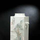 Vierseitige Vase aus Porzellan in 'cong'-Form mit Landschaftsmalerei und Darstellung eines Gelehrten von Jin Gao - фото 1