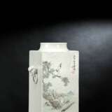 Vierseitige Vase aus Porzellan in 'cong'-Form mit Landschaftsmalerei und Darstellung eines Gelehrten von Jin Gao - photo 2