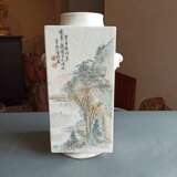 Vierseitige Vase aus Porzellan in 'cong'-Form mit Landschaftsmalerei und Darstellung eines Gelehrten von Jin Gao - фото 3