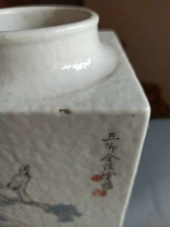 Vierseitige Vase aus Porzellan in 'cong'-Form mit Landschaftsmalerei und Darstellung eines Gelehrten von Jin Gao - photo 6