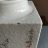Vierseitige Vase aus Porzellan in 'cong'-Form mit Landschaftsmalerei und Darstellung eines Gelehrten von Jin Gao - фото 6