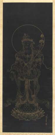Kannon Bosatsu in Goldlinienmalerei auf nachtblauer Seide als Hängerolle montiert - Foto 1